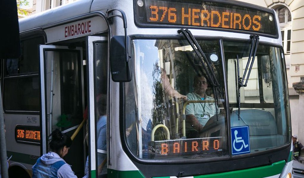 Passos acelerados e olhos atentos em meio à escuridão; o relógio marca 23h; o silêncio da rua estreita entre árvores frondosas só é quebrado pelo som dos carros que cruzam a Av. Bento Gonçalves, na zona leste de Porto Alegre, em alta velocidade; a iluminação é precária e não há faixa de pedestres para quem tenta atravessar a via e seguir o caminho em direção às comunidades do bairro Agronomia; esta é a rotina diária enfrentada pela estudante Daniela Rodrigues, de 17 anos, moradora da Vila Herdeiros; um ônibus da linha 376 Herdeiros/Esmeralda foi incendiado, de forma criminosa, no bairro Agronomia; moradores passaram a ser atendidos por um sistema de baldeação, onde o usuário precisa trocar de ônibus para completar o trajeto; reportagem do Sul 21