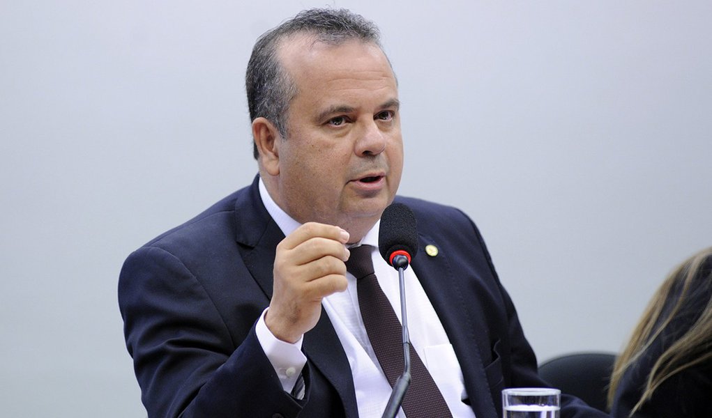 É preciso parar com esta insanidade, recusar essa proposta e reabrir um amplo diálogo envolvendo as centrais sindicais, os empresários, parlamentares para atualizar, sim, e não, destruir o que construímos ao longo de anos de convívio democrático