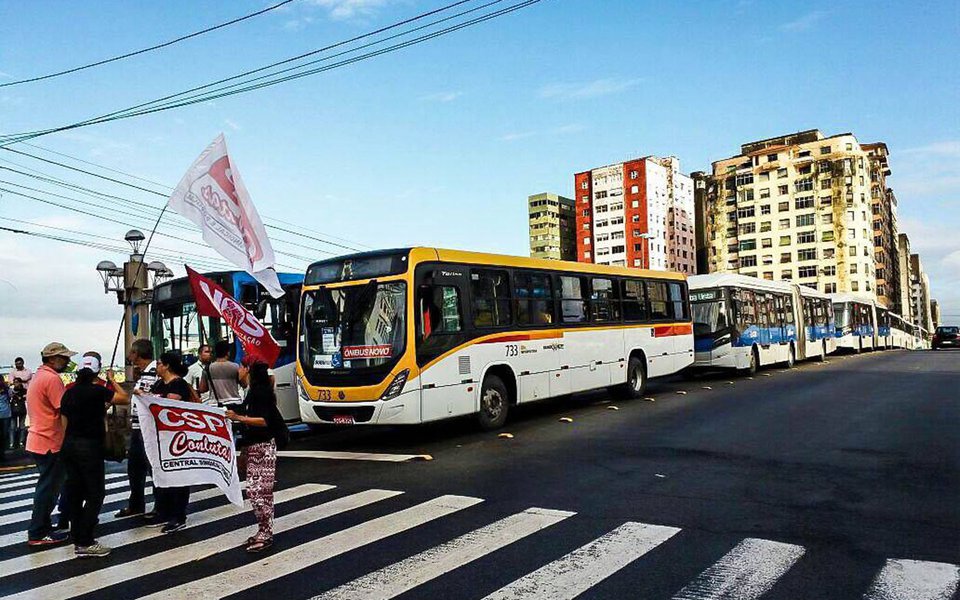 Início da manhã desta sexta-feira (30), dia da greve geral contra o governo Michel Temer e contra as reformas trabalhista e previdenciária convocada pelas centrais sindicais e movimentos sociais em todo o Brasil, começou com bloqueios nas rodovias federais que cortam a Região Metropolitana do Recife; rodoviários não aderiram à paralisação, mas anunciaram que entram em greve por tempo indeterminado a partir da próxima segunda-feira (3); Metrô do Recife opera por meio de um esquema especial voltado para os horários de pico