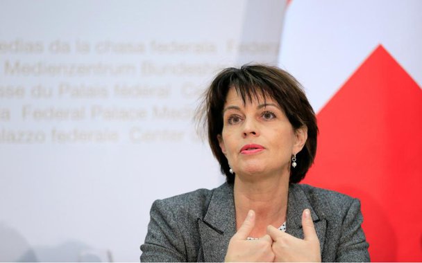 Suíça está preparada para agir como mediadora para ajudar a resolver a crise da Coreia do Norte, inclusive sediando conversas ministeriais, disse a presidente suíça, Doris Leuthard; Leuthard disse que soldados suíços foram mobilizados para a área de fronteira entre a Coreia do Norte e a Coreia do Sul, e que o país tem um longo histórico de diplomacia neutra. Entretanto, os Estados Unidos e a China precisam assumir sua parte da responsabilidade; "Nós estamos prontos para oferecer nosso papel... como um mediador", afirmou