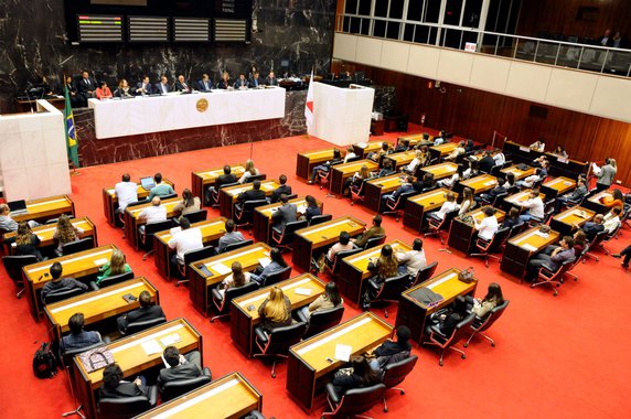 Os servidores da Assembleia Legislativa de Minas Gerais terão um reajuste salarial de 4,57%, percentual estabelecido em projeto de lei publicado no Diário Legislativo, que determina o pagamento retroativo a 1º de abril de 2017; de acordo com a Mesa Diretora, o projeto atende à lei que determina revisão salarial em abril de todo ano; também foi concedido o índice da inflação acumulada entre abril de 2016 e de 2017