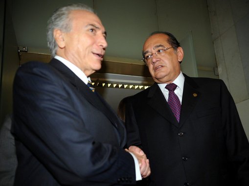"Após uma semana de julgamento intenso, o Tribunal Superior Eleitoral absolveu, por quatro votos a três, a chapa vencedora das eleições de 2014 e, com isso, livrou o presidente Michel Temer da cassação. Temer foi absolvido porque quatro dos sete ministros da corte escolheram fechar os olhos para provas de corrupção reveladas pela Operação Lava Jato. Recorreram às brechas da lei para, data venia, evitar a justiça", escreve Francis França, editora-chefe do DW Brasil