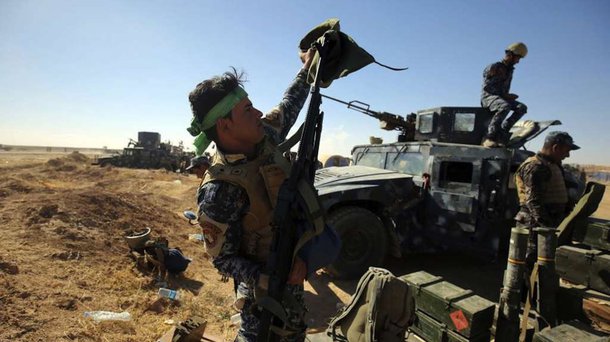 As forças do Iraque lançaram neste sábado (11) uma ofensiva contra o grupo terrorista Estado Islâmico (EI) nos seus redutos de Raua e Rumana, comarcas situadas na província ocidental de Al Anbar, informou o Comando das Operações Conjuntas; segundo um comunicado, na ofensiva participam as Brigadas 7 e 8 do Exército iraquiano junto com as milícias pró-governo sunita Multidão dos Clãs 