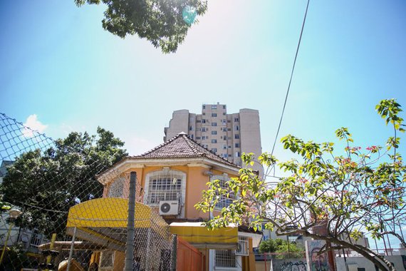 Turmas de tempo integral do Jardim A serão fechadas na Escola Municipal de Ensino Infantil (EMEI) Jardim de Praça Pica-Pau Amarelo; a Secretaria Municipal da Educação (Smed) aluga, por R$ 15 mil mensais, uma casa, chamada de “anexo”, que fica ao lado da nonagenária escola Pica Pau Amarelo, situada na rua Fernando Machado; desde janeiro do ano passado, tem sido oferecida a modalidade de ensino integral para crianças das turmas Jardim A (crianças com 4 anos) e Jardim B (alunos com 5 anos); mas, ao analisar a Lei de Diretrizes e Bases da Educação (LDBE), a Prefeitura decidiu, neste ano, encerrar a oferta de ensino integral e suspender as atividades no anexo. O argumento do município é de que a LDBE “veda o funcionamento de escolas em mais de um endereço”