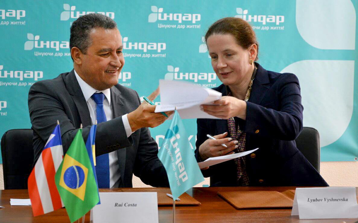 "Acabamos de assinar protocolo importante, da transferência de tecnologia e da implantação da unidade de produção de insulina na Bahia. É bom para a saúde dos brasileiros, e é bom para a economia brasileira", disse nesta manhã o governador Rui Costa em vídeo nas redes sociais sobre assinatura do termo de compromisso do Governo da Bahia com a empresa ucraniana Indar em Kiev; a Bahiafarma será o primeiro laboratório do Nordeste a produzir insulina; "O Ministério da Saúde passa a fazer a aquisição [da insulina] por um preço muito menor, facilitando assim o acesso a esse medicamento para milhares de pessoas. É um passo importante para a saúde pública do Brasil, afirmou Rui ao lado da presidente da Indar, Liubov Viktoriyna Vyshnevska