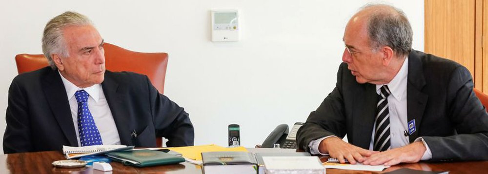 Michel Temer partiu para o tudo ou nada e passou a usar empresas estatais como se fossem sua propriedade particular; nesta quinta-feira 8, sob o comando de Pedro Parente, a Petrobras cancelou antecipadamente um contrato de fornecimento de gás natural com a empresa âmbar, do grupo J&amp;F, para a UTE Mário Covas (UTE Cuiabá); o motivo, informou a petroleira em comunicado ao mercado, foi a violação de cláusula contratual que trata da lei anticorrupção