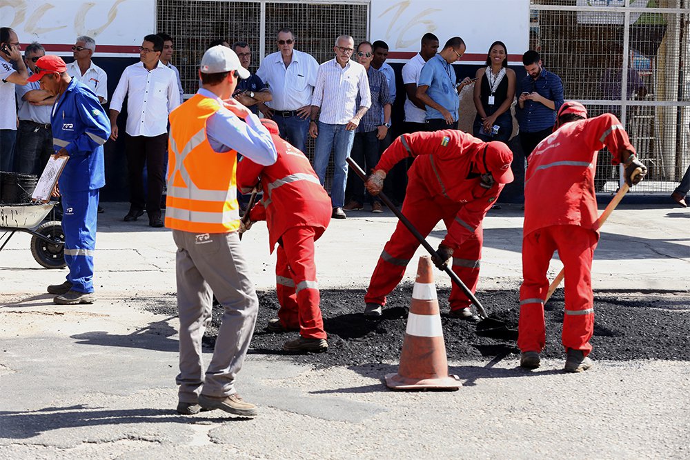 A prefeitura de Aracaju iniciou um mutirão de limpeza e tapa-buracos nos bairros da cidade; a primeira localidade contemplada é o conjunto Orlando Dantas, no bairro São Conrado, que receberá, ao longo da semana, serviços de limpeza e varrição das ruas, capinagem, pintura de meio-fio e a operação tapa-buracos, numa ação integrada das empresas municipais de Obras e Urbanização (Emurb) e Serviços Urbanos (Emsurb); “A ideia é otimizar o nosso trabalho nos bairros e fazer rapidamente os serviços, de maneira integrada, onde estão os maiores problemas”, disse; “Não ficará uma rua sequer com buracos”