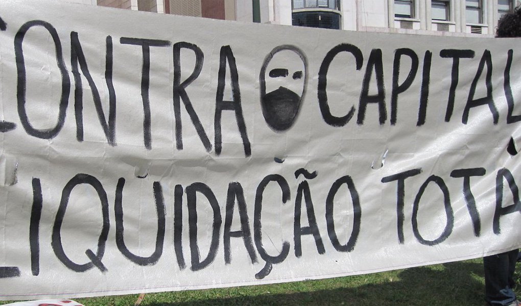 "Não nos enganemos. Quem manda no mundo ultimamente são as corporações. Os governos são serviçais dos donos do capital", alerta o cientista político e colunista do 247 Robson Sávio; segundo ele, a visão distorcida pela mídia mostrando diuturnamente que a corrupção está associada exclusivamente a agentes políticos corruptos, incriminando o sistema político, é propositalmente falsa e manipuladora; "A corrupção generalizada praticada por grandes empresas e bancos, inclusive com sistemática sonegação de impostos, é estratégia utilizada para a maximização de lucros de forma criminosa"; "É hora dos movimentos sociais, sindicais e eclesiais olharem para a sociedade. É da sociedade que brotarão as forças capazes de liberarem os processos de mudanças estruturais", diz