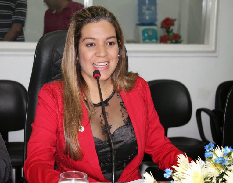 Presidente da União dos Vereadores do Brasil na Bahia (UVB-BA), a vereadora de Serrinha Edylene Ferreira (PR) acha justo que prefeitos, vice-prefeitos, vereadores e secretários municipais tenham direito a receber 13º salário e 1/3 de férias, conforme liberou o Supremo Tribunal Federal; "Acho justo. Tem parecer pronto no Supremo Tribunal Federal e o Tribunal de Contas dos Municípios da Bahia também já adequou. As Câmaras vão agora precisar rever seu regimento e a lei orgânica do município. É uma vitória, porque vereador, prefeito e secretário trabalham como qualquer outro trabalhador", disse a presidente da União dos Vereadores