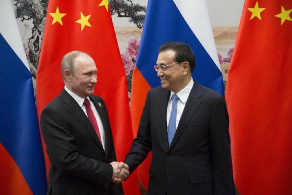 Os presidentes da Rússia, Vladimir Putin, e da Turquia, Recep Tayyip Erdogan, defenderam a globalização e a liberalização do comércio no mundo em contraposição à retórica protecionista que ganha força em algumas nações; eles discursaram durante a abertura do Fórum do Cinturão e da Rota para a Cooperação Internacional (Belt and Road Forum for International Cooperation, em inglês) que começou neste domingo em Pequim; evento conta com a presença de quase 30 líderes mundiais e faz parte da iniciativa Um Cinturão, Uma Rota (One Belt, One Road) lançada em 2013 pelo presidente chinês Xi Jinping