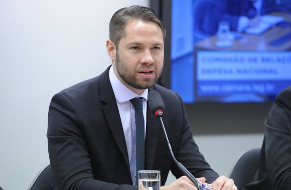 Candidato à reeleição, o deputado federal Pedro Vilela (PSDB-AL) revelou que o partido, apesar das dificuldades, vai definir as alianças para a disputa proporcional logo após da escolha de uma chapa majoritária; no entanto, ele adianta que o PSDB deve apresentar ao menos um candidato ao Senado: “nosso pré-candidato é o ex-governador Teotonio Vilela e esperamos que ele aceite concorrer no próximo ano”