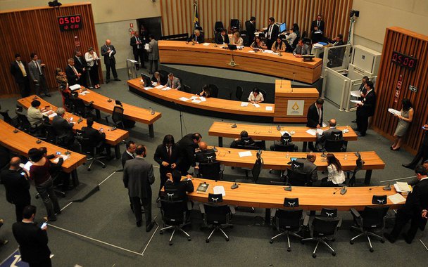 O líder do governo, Rodrigo Delmasso (Podemos), vai deixar o posto após seis meses de função; ao conduzir um movimento que derrubou a lei anti-homofobia, o parlamentar contrariou o governador Rodrigo Rollemberg; membro da bancada evangélica, Delmasso disse que agiu por coerência em relação à base eleitoral dele, que sabe do seu conservadorismo; quem será líder do governo é o deputado Agaciel Maia (PR)