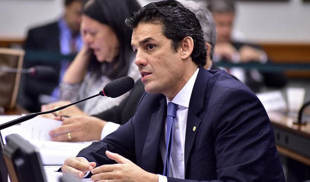 Deputado federal Coelho (PSDB-PE), um dos principiais líderes da ala mais jovem da legenda e que prega a o desembarque do partido do governo Michel Temer, os chamados cabeças pretas, bateu forte contra a destituição do senador Tasso Jereissati (CE) do comando interino partidário. "Primeiro em Pernambuco, agora do Brasil", postou o parlamentar em sua página no Facebook; "Aécio expulsa Tasso da presidência do PSDB. Tasso não se curvou a Temer, Aécio, Bruno Araújo e outros, foi chutado. Vergonha! Nojo!", disparou