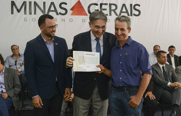 O governador de Minas Gerais, Fernando Pimentel, amenizou a crise econômica vivida pelo estado, que fechou 2016 com déficit de R$ 4,1 bilhões; "Com serenidade, calma, cautela mas, acima de tudo, com trabalho, com fé e com perseverança. É isso que faz Minas Gerais estar, nesse momento, melhor que a maioria dos Estados no meio dessa crise devastadora que o Brasil está enfrentando. O Estado tem déficit, tem dificuldades financeiras, mas está tocando o barco", disse o petista, em evento