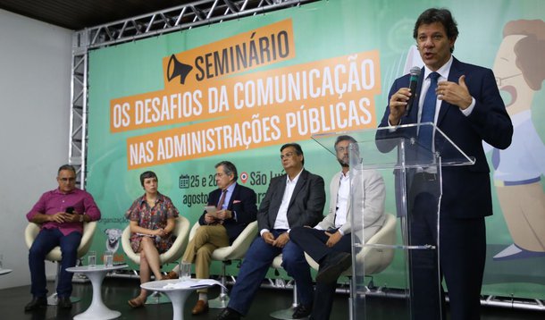 O ex-prefeito de São Paulo, Fernando Haddad, defende que a democratização da comunicação deve constar na lista de prioridades do próximo governo do Brasil, pois o tema é fundamental para o fortalecimento da democracia no país; para ele, “O debate sobre a comunicação já tardou tanto quanto o da reforma política. Está passando dos limites da irresponsabilidade, da omissão frente a isso. Essa agenda tem que estar na ordem do dia do próximo governo, se for um governo progressista, democrático e comprometido com a causa popular”