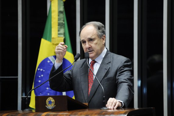 Após o senador do PPS-DF dizer no Twitter que pode ser golpista, mas não corrupto, o jornalista do Diario do Centro do Mundo Joaquim de Carvalho afirma, por exemplo, que, "em 2010, o presidente do PDT no Distrito Federal, Ezequiel Nascimento, também denunciou o caixa 2 na campanha de Cristovam Buarque. Segundo Ezequiel, ele teria recebido doações no valor de R$ 950 mil, mas deste valor apenas R$ 250 mil foram contabilizados"; "Cristovam quis entrar para história como um quadro da educação, mas será, no máximo, citado como nota de rodapé, como político provinciano, nada confiável, golpista, com um pé na corrupção e sem nenhum compromisso com a verdade"