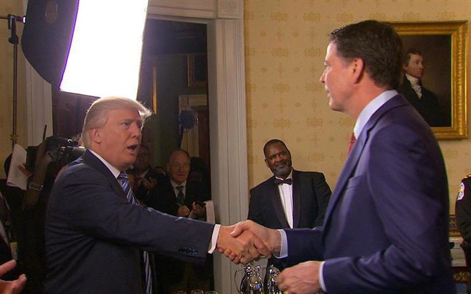 O presidente Donald Trump demitiu o diretor do FBI James Comey nesta terça-feira (9); segundo a Casa Branca, Comey foi romovido do cargo depois de recomendações do procurador-geral Jeff Sessions. A procura por um novo diretor começa imediatamente; agência Reuters cita uma carta divulgada pela Casa Branca em que Trump afirma a Comey que ele "não consegue liderar efetivamente" e que uma nova liderança é necessária para restaurar a confiança