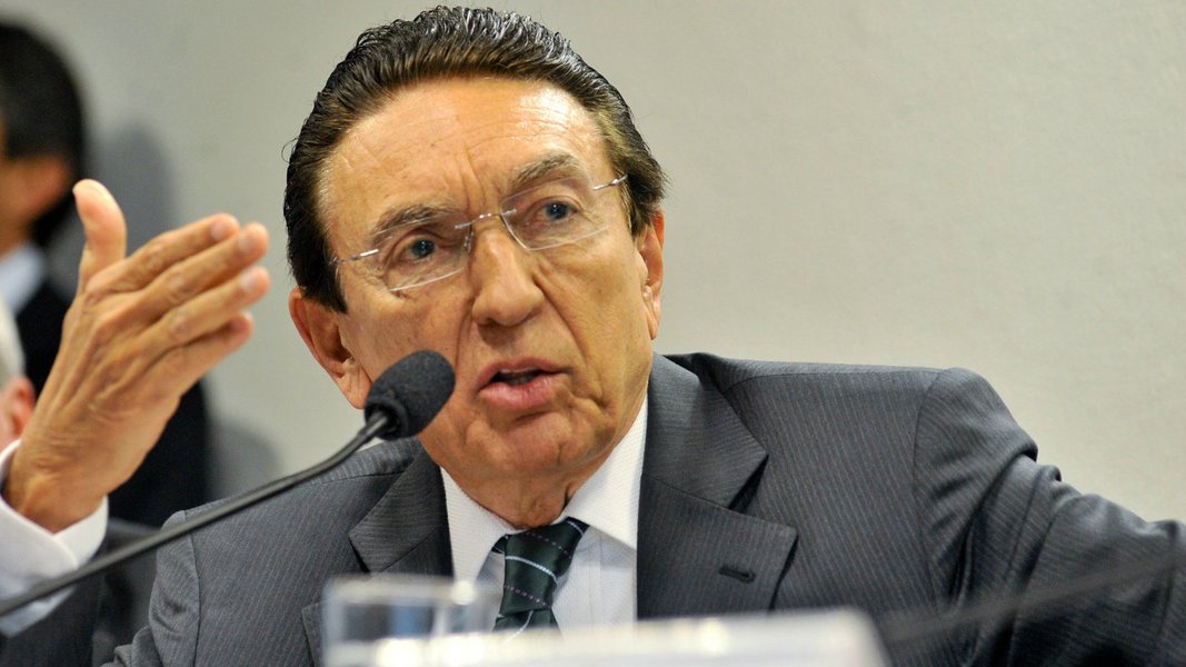 O senador Edson Lobão (PMDB) mostrou tranquilidade com a inclusão do seu nome na lista com o pedido de abertura de inquéritos ao Supremo Tribunal Federal (STF) com base nas delações premiadas feitas por executivos da Odebrecht à força-tarefa da Operação Lava Jato;ele avalia que  “Vários senadores já estão submetidos à investigação. E muitos deles, inclusive eu, temos tido esses inquéritos arquivados por falta de completa procedência da delação”