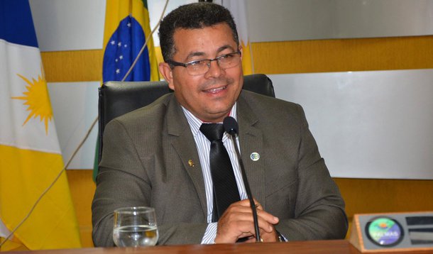 Todas as peças orçamentárias da Capital já foram apresentadas à Câmara pela prefeitura, entretanto, há pouco mais de uma semana do fim do ano, nenhuma delas foi votada ainda; o presidente da Câmara dos Vereadores de Palmas, Folha Filho (PSD), admitiu ser "grande" a possibilidade de as matérias apresentadas à Casa pela prefeitura serem analisadas em 2018; para aprovar o Orçamento do próximo ano e o Plano Plurianual, a Casa das Leis precisa apreciar as diretrizes orçamentárias, em tramitação nas comissões; "Não foram votadas [as peças orçamentárias]. Tem uns vetos trancando a pauta e não está havendo acordo para a votação. Não conseguimos, mas estamos conversando. Este é o primeiro ponto, depois tem que votar a Lei de Diretrizes Orçamentárias (LDO)", disse o presidente da Casa