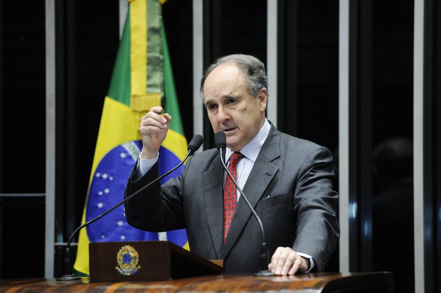 Após o senador do PPS-DF dizer no Twitter que pode ser golpista, mas não corrupto, o jornalista do Diario do Centro do Mundo Joaquim de Carvalho afirma, por exemplo, que, "em 2010, o presidente do PDT no Distrito Federal, Ezequiel Nascimento, também denunciou o caixa 2 na campanha de Cristovam Buarque. Segundo Ezequiel, ele teria recebido doações no valor de R$ 950 mil, mas deste valor apenas R$ 250 mil foram contabilizados"; "Cristovam quis entrar para história como um quadro da educação, mas será, no máximo, citado como nota de rodapé, como político provinciano, nada confiável, golpista, com um pé na corrupção e sem nenhum compromisso com a verdade"