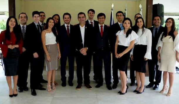 Na cerimônia em que empossou 13 novos procuradores, o prefeito de Palmas, Carlos Amastha, afirmou que a Procuradoria Geral do Município (PGM) ganha mais força; "Ajudem a manter o orgulho que temos de ser servidores municipais, e que a gente não esqueça nenhum dia quem é nosso patrão, o povo dessa cidade", pediu depois de elogiá-los por terem se habilitado diante de uma concorrência de mais de 2 mil candidatos de várias partes do Brasil; "Jovens brilhantes com vontade de ingressar na carreira pública, isso qualifica demais a nossa Procuradoria"
