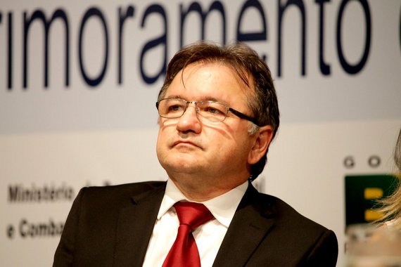 O deputado federal licenciado, Merlong Solano (PT-PI) diz que a crise que o país vive não coloca em jogo somente a disputa pelo poder, mas a própria democracia: "questões vitais estão em jogo: nossa democracia sendo ameaçada"; parlamentar afirma que o desespero do partido dos agiotas e da mídia é que mesmo batendo no PT e em suas lideranças não conseguem ter propostas melhores e nem articular lideranças para enfrentar Lula nas urnas; "Resta a eles continuar criminalizando o PT na mídia todo dia", explica