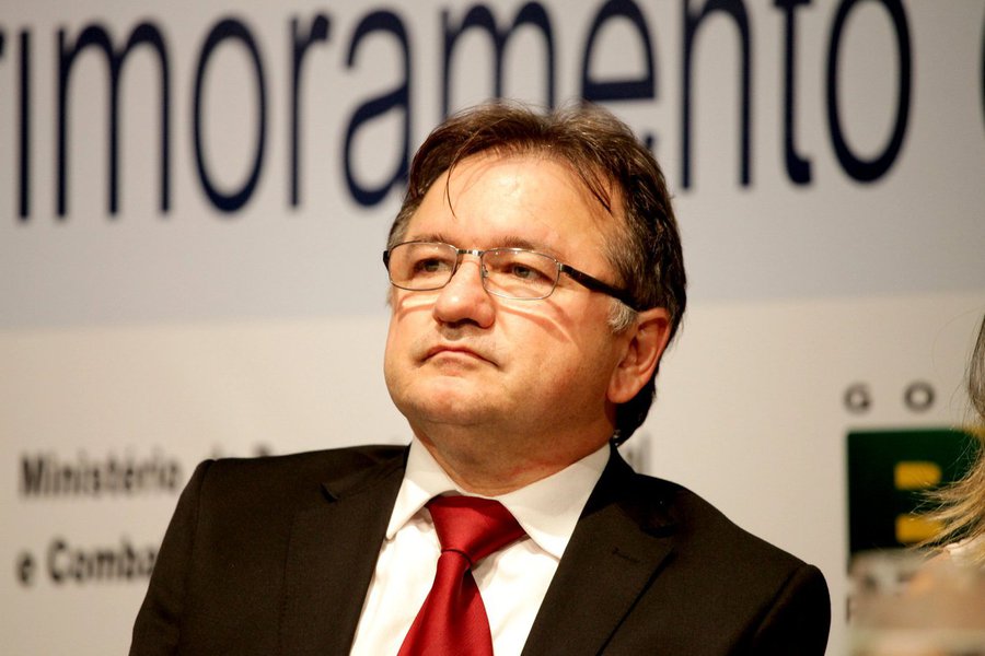 O deputado federal licenciado, Merlong Solano (PT-PI) diz que a crise que o país vive não coloca em jogo somente a disputa pelo poder, mas a própria democracia: "questões vitais estão em jogo: nossa democracia sendo ameaçada"; parlamentar afirma que o desespero do partido dos agiotas e da mídia é que mesmo batendo no PT e em suas lideranças não conseguem ter propostas melhores e nem articular lideranças para enfrentar Lula nas urnas; "Resta a eles continuar criminalizando o PT na mídia todo dia", explica
