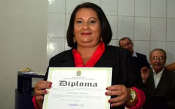 A prefeita eleita da cidade de Novo Lino, Luciana Maria Ferreira (PSDB), será submetida a um teste no Tribunal Regional Eleitoral (TRE/AL), em Maceió, para verificar se é analfabeta ou não; essa é mais uma fase do processo que tramita na Justiça Eleitoral que questiona a capacidade da tucana de gerir o município sem saber ao menos ler e interpretar