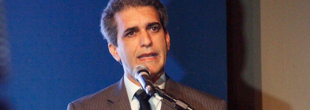 O deputado federal Robinson Almeida (PT-BA) acusou a Globo de proteger o prefeito de Salvador, ACM Neto (DEM), depois que a revitalização na orla do bairro da Barra, um dos principais pontos turísticos de Salvador, ser citada na delação da Odebrecht; segundo o ex-diretor da empresa na Bahia André Vital Pessoa de Melo, as obras custaram R$ 4,4 milhões a mais do que o valor previsto; "Como as organizações Globo protegem o seu sócio ACM Neto. O escândalo da obra da Barra já dura três meses, mas só vira notícia no G1 em pleno dia de São João"