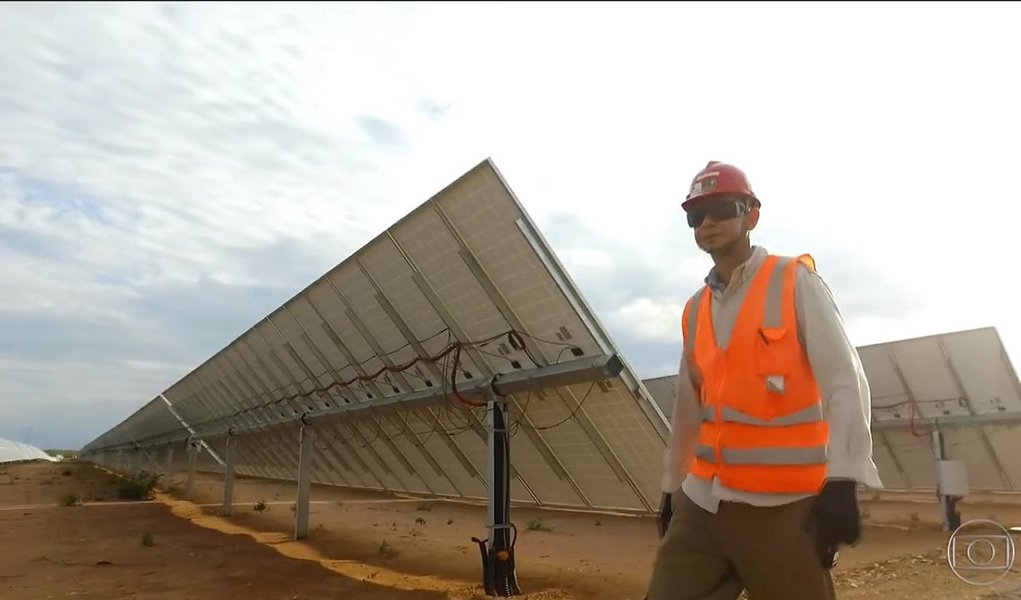 O governador Wellington Dias inaugura na próxima terça (22), no município de Ribeira do Piauí, a maior usina solar da América Latina, Nova Olinda; o empreendimento é uma iniciativa da empresa italiana Enel S.p.A, por meio de sua subsidiária Enel Green Power Brasil Participações Ltda; com capacidade de produção de 292 megawatts, a usina recebeu investimentos da ordem de US$ 300 milhões; o empreendimento será capaz de gerar mais de 600 GWh por ano, o suficiente para atender as necessidades de consumo de energia anual de cerca de 300.000 lares brasileiros