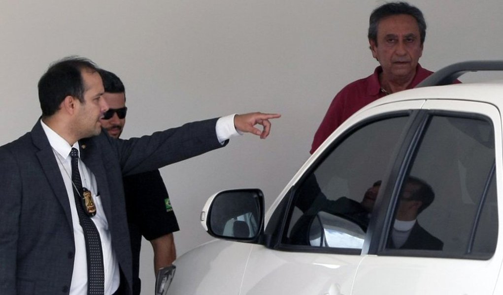 A decisão do juiz Clésio Coêlho Cunha, que responde pela 7ª Vara Criminal de São Luís, absolveu a ex-governadora Roseana Sarney das acusações sobre desvio de R$ 1,95 milhão da saúde para a campanha eleitoral de 2010; entre os argumentos, o magistrado em nenhum momento refutou a possibilidade de desvio, mas tentou demonstrar que Roseana não era responsável por ordenar despesas na época
