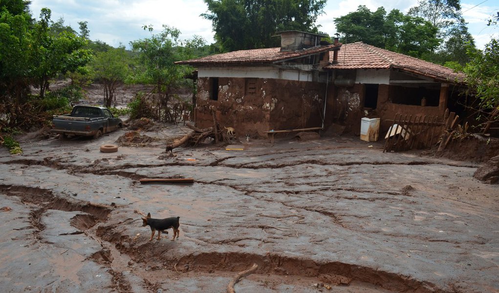 Dois anos após a maior tragédia ambiental da história brasileira, a Justiça Federal determinou a retomada da ação criminal contra os acusados pelos danos do rompimento da barragem em Mariana, em 2015, suspensa desde julho; o discreto avanço, no entanto, contrasta com a difícil luta dos que seguem sem reparo pelos estragos causados; de acordo com ambientalistas, os efeitos dos rejeitos de minério lançados no mar devem durar por pelo menos mais cem anos; entretanto, não se tem um panorama completo de todos os detalhes dos danos causados pelo desastre