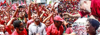 O ex-presidente Lula e a presidente legítima Dilma Rousseff foram recebidos nesta sexta-feira 25 por milhares de pessoas em Ipojuca (PE); junto com a presidente do PT, Gleisi Hoffmann, e líderes do PT pernambucano, Lula voltou a defender a mobilização da população contra o desmonte do governo de Michel Temer; "A luta não é simples. Certamente algumas pessoas que bateram panela pra derrubar a Dilma agora estão batendo a cabeça. Estão batendo a cabeça porque esse governo está destruindo o país", disse Lula; "É gravíssimo o que os golpistas estão fazendo, acabando com o conteúdo local. Esse governo não tem menor compromisso com povo brasileiro", completou a presidente legítima Dilma