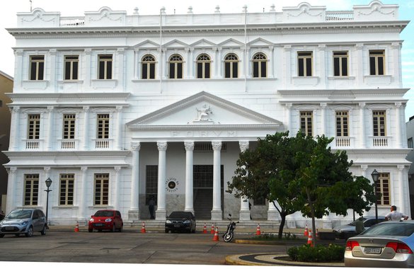 O TJ-MA indeferiu medida cautelar que pedia a suspensão dos efeitos da lei que aumentou as alíquotas do ICMS incluindo energia elétrica e combustível que dispõe sobre o Sistema Tributário do Estado do Maranhão; a Lei é questionada por meio de Ação Direta de Inconstitucionalidade (ADI), de autoria da OAB/MA, sob o argumento de que a proposta ofende os princípios constitucionais, como o da seletividade – que determina o valor dos tributos sobre o consumo em virtude da utilidade social de um determinado bem – e o da vedação do confisco – segundo o qual a tributação deve se desenvolver com razoabilidade e proporcionalidade