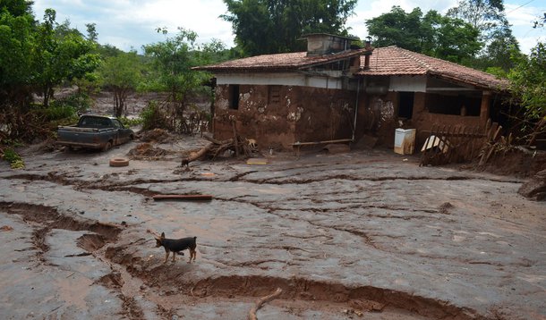 Dois anos após a maior tragédia ambiental da história brasileira, a Justiça Federal determinou a retomada da ação criminal contra os acusados pelos danos do rompimento da barragem em Mariana, em 2015, suspensa desde julho; o discreto avanço, no entanto, contrasta com a difícil luta dos que seguem sem reparo pelos estragos causados; de acordo com ambientalistas, os efeitos dos rejeitos de minério lançados no mar devem durar por pelo menos mais cem anos; entretanto, não se tem um panorama completo de todos os detalhes dos danos causados pelo desastre