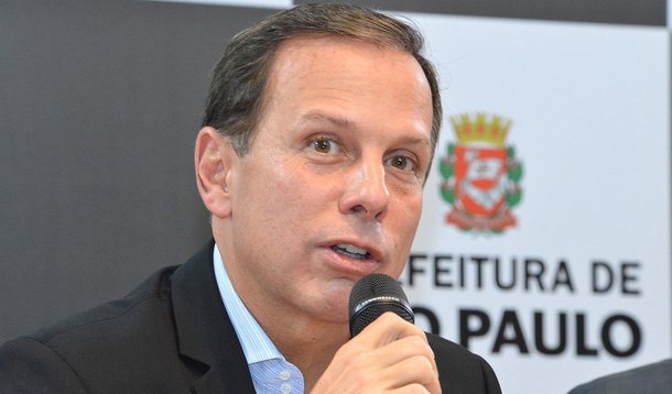 O prefeito João Doria (PSDB) foi recebido com vaias por manifestantes que estavam no plenário da Câmara Municipal de São Paulo para acompanhar a apresentação do plano de metas da Prefeitura na tarde de quinta-feira (30); manifestantes sentados no plenário, a maioria professores da rede municipal, gritaram frases como "São Paulo não está à venda", em uma crítica ao projeto de privatizações proposto por Doria; prefeito também foi chamado de "caloteiro" e ouviu gritos de "Paga o IPTU", em referência à dívida que Doria tinha com o município