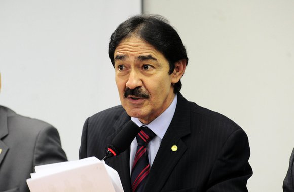 “Creio que o tema vai ficar para um próximo mandato”, avaliou o deputado Raimundo Gomes de Matos (PSDB-CE) sobre a Reforma da Previdência. Para o parlamentar, falta diálogo e esclarecimento sobre a proposta. Além disso, ele destacou ainda os problemas na base do governo Temer como fator importante