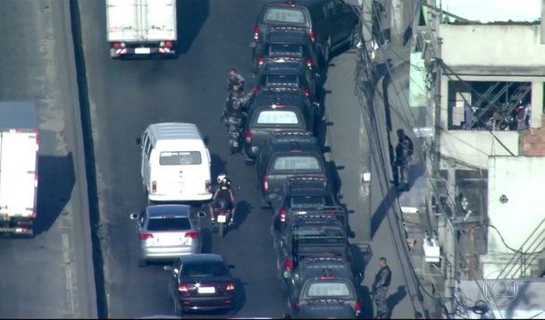 Três creches, uma escola municipal e um Espaço de Desenvolvimento Infantil (EDI) estão sem aulas num total de 1.021 alunos, em razão da morte da adolescente Hosana de Oliveira Serafim, 13 anos, atingida por uma bala perdida, na comunidade de Acari, na zona norte; ela estava na porta de casa quando foi ferida por um tiro no peito; foi levada às pressas por moradores para o Hospital Municipal Ronaldo Gazolla, no mesmo bairro, mas não resistiu ao ferimento; esta é a terceira  morte por bala perdida no Rio em menos de uma semana