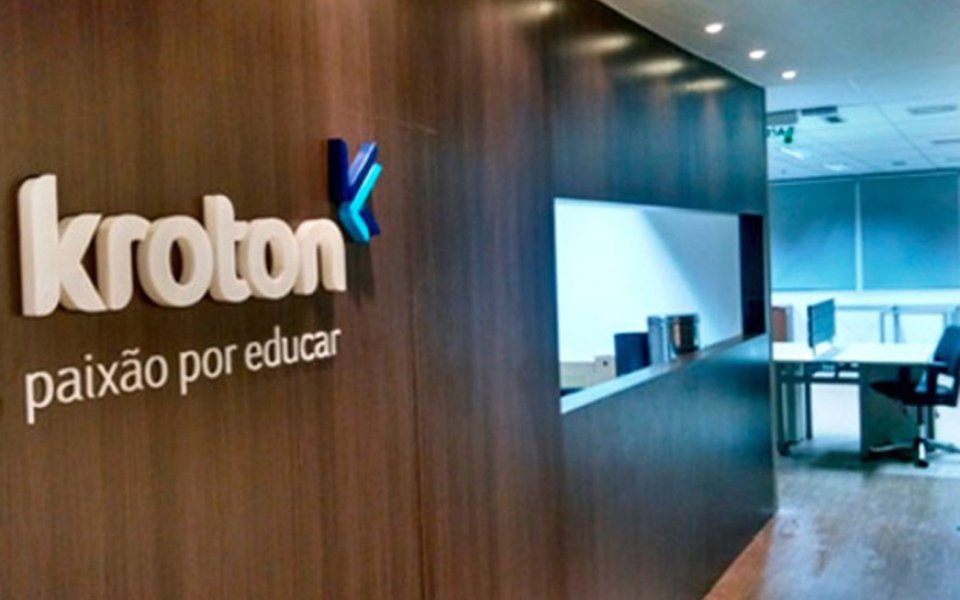 Kroton Educacional teve lucro líquido ajustado de 645 milhões de reais no segundo trimestre, crescimento de 14,8 por cento sobre o mesmo período do ano passado, informou o grupo de educação superior privada nesta sexta-feira, 11; companhia afirmou que a geração de caixa medida pelo lucro antes de juros, impostos, depreciação e amortização (Ebitda) do período foi de 700 milhões de reais, avanço de 10,7 por cento na comparação anual