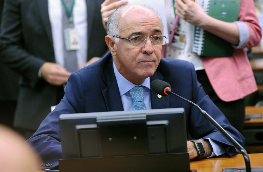  Por falta de quórum, a Comissão de Constituição e Justiça (CCJ) da Câmara dos Deputadosencerrou reunião desta terça-feira (13) sem apreciar a admissibilidade da Proposta de Emenda à Constituição (PEC) 227/16, que prevê a realização de eleições diretas para presidente e para vice-presidente em caso de vacância, exceto nos seis últimos meses do mandato. A proposta estava fora da pauta desde 24 de maio e só foi reintroduzida depois de acordo firmado entre a presidência da comissão e a oposição; "Nós não temos que tratar sobre questão diretas já", disse o deputado governista José Carlos Aleluia (DEM-BA)