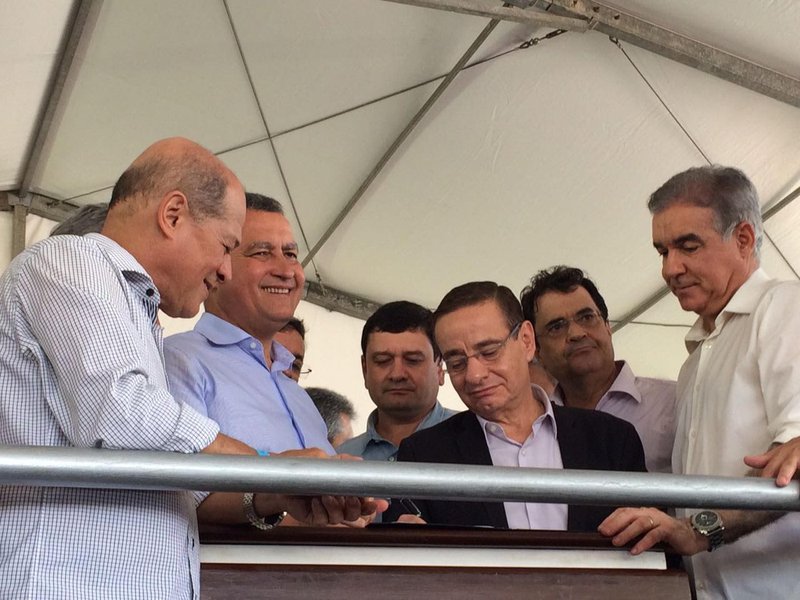 Moradores de Feira de Santana e cidades da região foram presenteadas com acordo de cooperação entre o Governo do Estado e 38 municípios para gestão associada do serviço de abastecimento de água e esgotamento sanitário com a Embasa e a Agência Reguladora de Saneamento Básico da Bahia; "Esse é o primeiro passo para a garantia da continuidade de investimentos, através da contratualização entre a Embasa e os municípios, em consonância com o marco legal do saneamento. Porém, o mais importante nisso tudo é saber que estamos trabalhando por mais qualidade de vida para milhares de baianos. Afinal, em R$ 1 investido em água economiza-se R$ 4 na saúde", disse o secretário de Infraestrutura Hídrica, Cássio Peixoto