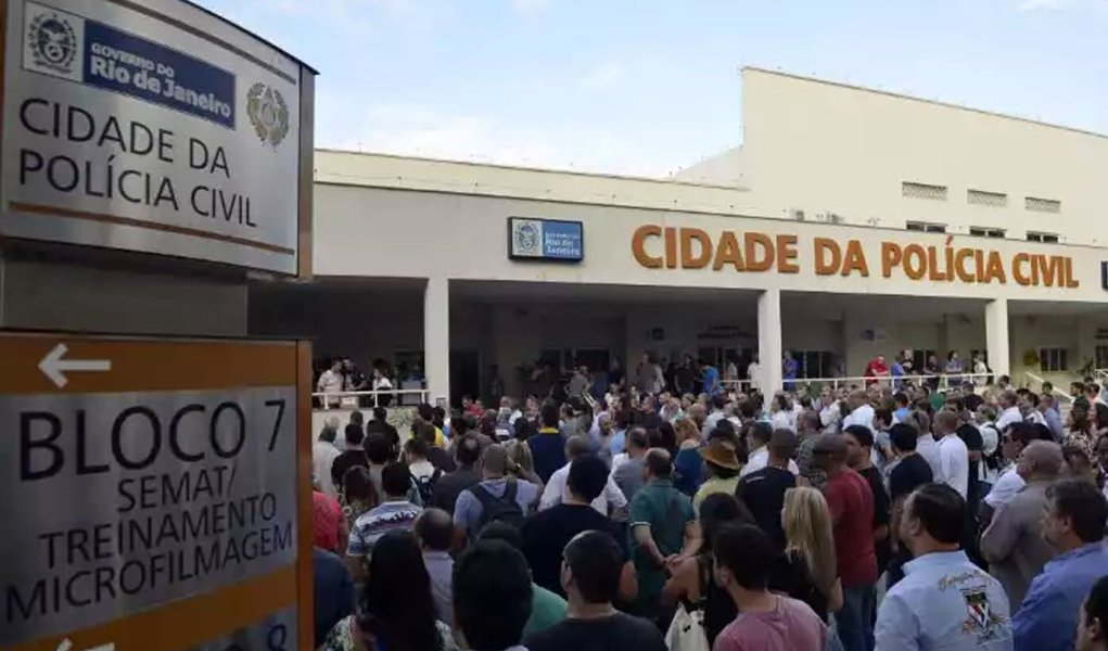 Levantamento feito pelo jornal Extra com base em dados da Polícia Civil apontou que oito a cada dez casos de roubos a pedestre na cidade do Rio estão engavetados nas delegacias, sem investigação; dos 35.428 crimes registrados na capital entre janeiro e outubro deste ano, 78% (27.673) estão suspensos; apenas 219 casos (0,6%) tiveram investigações concluídas e remetidas ao Ministério Público ou à Justiça