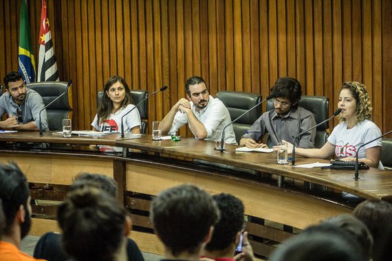 "Quando falamos em renovação no cenário político precisamos saber para onde queremos renovar. Não basta ser jovem, é preciso estar do lado das lutas do povo. O MBL tem cara de novo, mas representa um projeto atrasado", disse Carina Vitral, presidente da União da Juventude Socialista (UJS), em debate sobre 'Reforma Política e Modelo de Estado', na tarde desta segunda-feira, na Assembleia Legislativa de São Paulo; estiveram em ação, além de Carina, Nayara Souza, presidente da União Estadual dos Estudantes (UEE), e como contraditório, Kim Kataguiri e Arthur do Val, ambos do Movimento Brasil Livre (MBL)