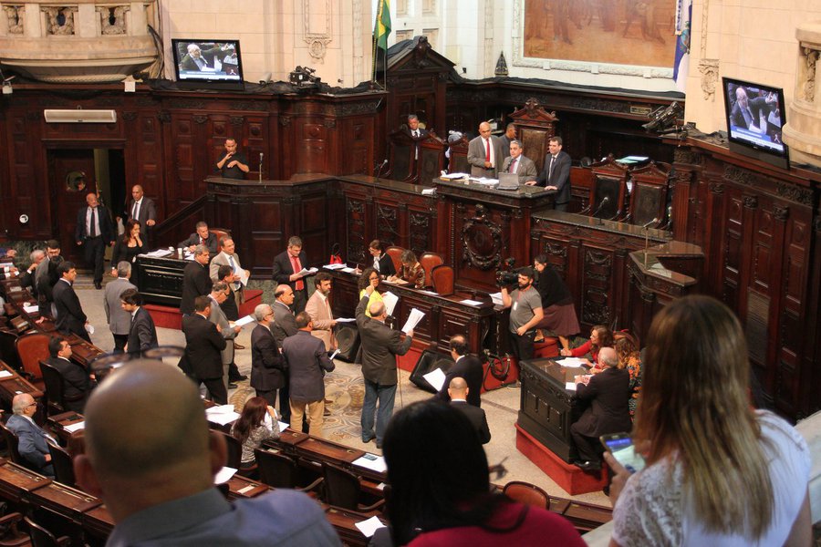 Deputados estaduais do Rio de Janeiro mantiveram o veto do governador Luiz Fernando Pezão a um projeto que diminuía em 30% o vencimento do governador. Vice-governador e secretários de Estado; secretários estaduais que recebem acima do teto constitucional do Estado, de cerca de R$ 28 mil, também poderão manter o valor pago; alguns assessores diretos do governador continuarão a receber aproximadamente R$ 50 mil ou mais, como é o caso de Gustavo Barbosa (Fazenda) e Wagner Victer (Educação)