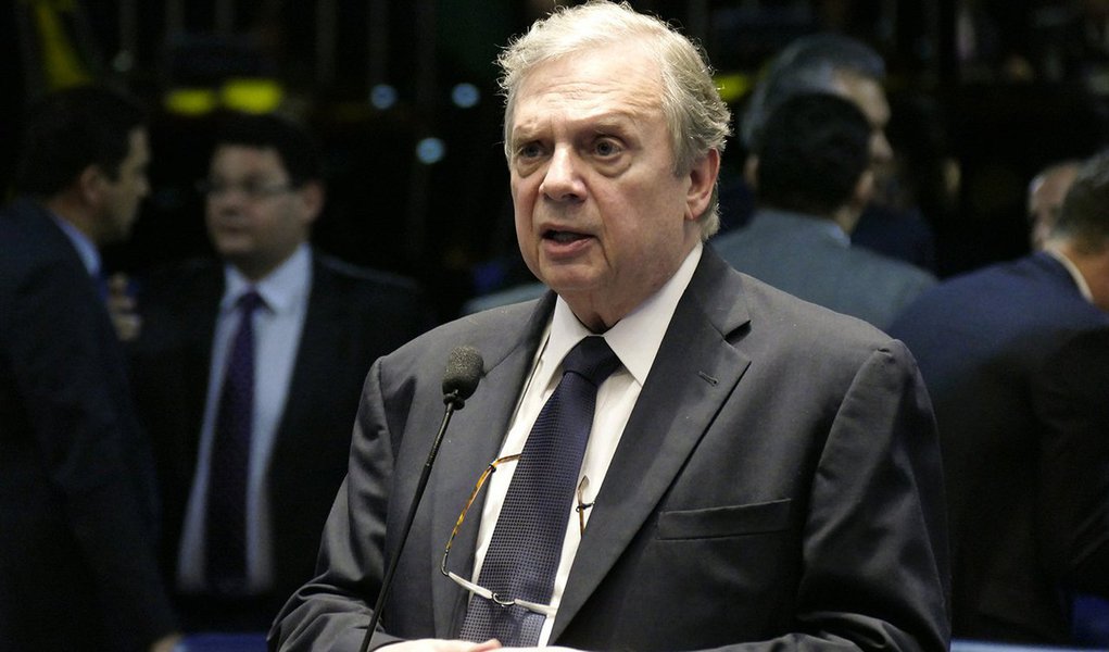 Após sere confirmado como presidente interino do PSDB até dezembro, o senador Tasso Jereisati (CE), disse que o parlamentarismo "é a bandeira oficial" de seu partido; "Mas não para agora, nas eleições de 2018, porque não é solução para a crise, e sim como sistema definitivo a partir de 2022"; Tasso negou que o partido esteja dividido apesar, de ele e outros parlamentares tucanos já terem defendido a saída da base do governo. "O que temos são apenas divergências. E continuaremos tendo porque não somos partido de pensamento único"