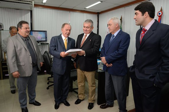 O vice-governador e secretário de Planejamento da Bahia, João Leão (PP), entregou na tarde desta segunda-feira ao presidente da Assembleia Legislativa da Bahia (ALBA), deputado Ângelo Coronel (PSD), o projeto de Lei de Diretrizes Orçamentárias (LDO) do Estado para 2018, cuja previsão de receita é de R$ 44,9 bilhões, valor que é 2,7% superior ao deste ano (43,7 bilhões); a estimativa de crescimento do Produto Interno Bruto (PIB) baiano para 2018 é de 3%, o que supera a estimativa nacional, de 2,3%; o destaque do crescimento do PIB estadual fica a cargo do setor agropecuário, pelo bom desempenho da safra, acarretando uma contribuição de 3%