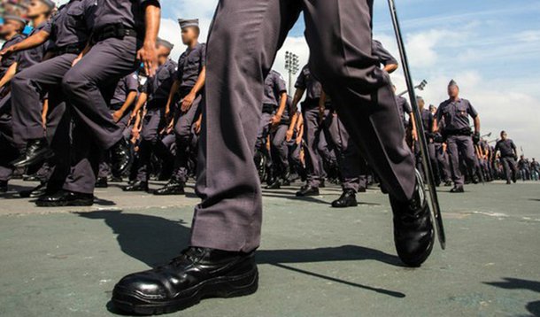 A família da militante social e feminista Mônica Aguiar, de Belo Horizonte, denuncia violência e abuso de autoridade por parte da polícia; na tarde de quarta-feira (25), policiais da chamada “PM2”, sem identificação e armados, invadiram, sem mandato ou ordem judicial, a casa da ativista; após quebrar utensílos e móveis, agrediram e sequestraram sem nenhuma explicação Lucas Emanuel Souza de Aguiar, de 22 anos, filho da ativista