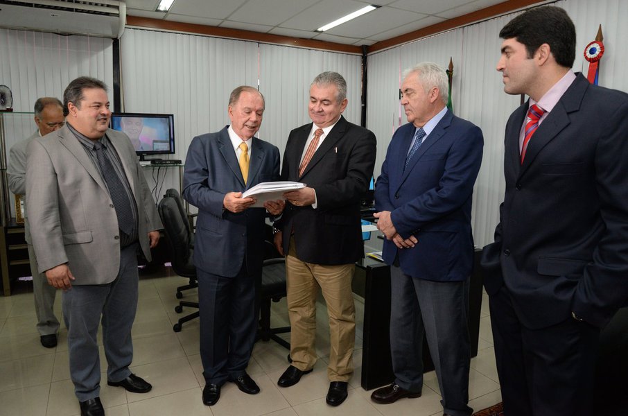 O vice-governador e secretário de Planejamento da Bahia, João Leão (PP), entregou na tarde desta segunda-feira ao presidente da Assembleia Legislativa da Bahia (ALBA), deputado Ângelo Coronel (PSD), o projeto de Lei de Diretrizes Orçamentárias (LDO) do Estado para 2018, cuja previsão de receita é de R$ 44,9 bilhões, valor que é 2,7% superior ao deste ano (43,7 bilhões); a estimativa de crescimento do Produto Interno Bruto (PIB) baiano para 2018 é de 3%, o que supera a estimativa nacional, de 2,3%; o destaque do crescimento do PIB estadual fica a cargo do setor agropecuário, pelo bom desempenho da safra, acarretando uma contribuição de 3%