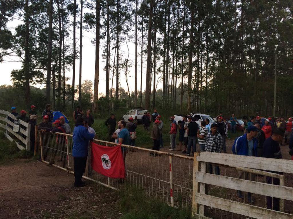 Depois de quase nove meses de ocupação e três audiências de conciliação no Ministério Público Federal (MPF), o Movimento dos Trabalhadores Rurais Sem Terra (MST) decidiu desocupar o Horto Florestal Carola, da Companhia Estadual de Distribuição de Energia Elétrica (CEEE), localizado em Charqueadas; o lugar era utilizado para fabricação de postes de madeira e foi ocupado pela terceira vez dia 14 de novembro de 2016, por cerca de 500 famílias do MST; o objetivo era pressionar para cumprimento de Termo de Compromisso, assinado em 2014 pela CEEE e pelo Incra, para transformar a área, de 1080 hectares, em assentamento