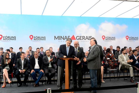 As ações foram anunciadas pelo governador Fernando Pimentel em Montes Claros, Território Norte; para aumentar e renovar a frota do Samu Regional Norte, foram entregues 22 ambulâncias tipo Unidades de Suporte Básico (USB) ao Consórcio Público Intermunicipal de Saúde da Rede de Urgência do Norte de Minas; foram investidos R$ 2,6 milhões; também foi assinado um despacho governamental prevendo R$ 11,8 milhões para perfuração e equipagem de 200 poços com o objetivo de captar água nas regiões Norte e Nordeste do estado; outras novidades são a implantação na região do espaço "Sala Mineira do Empreendedor" e da terceira fase do projeto Voe Minas Gerais para cinco cidades